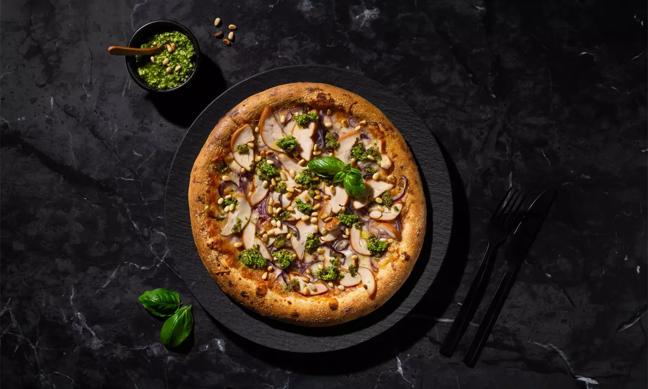 Pizza pesto met gerookte kip