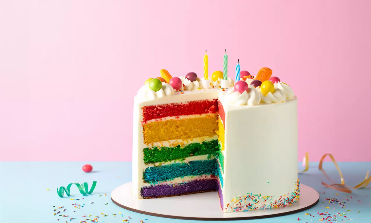 Regenboog laagjestaart met sprinkles, AI-labeled image