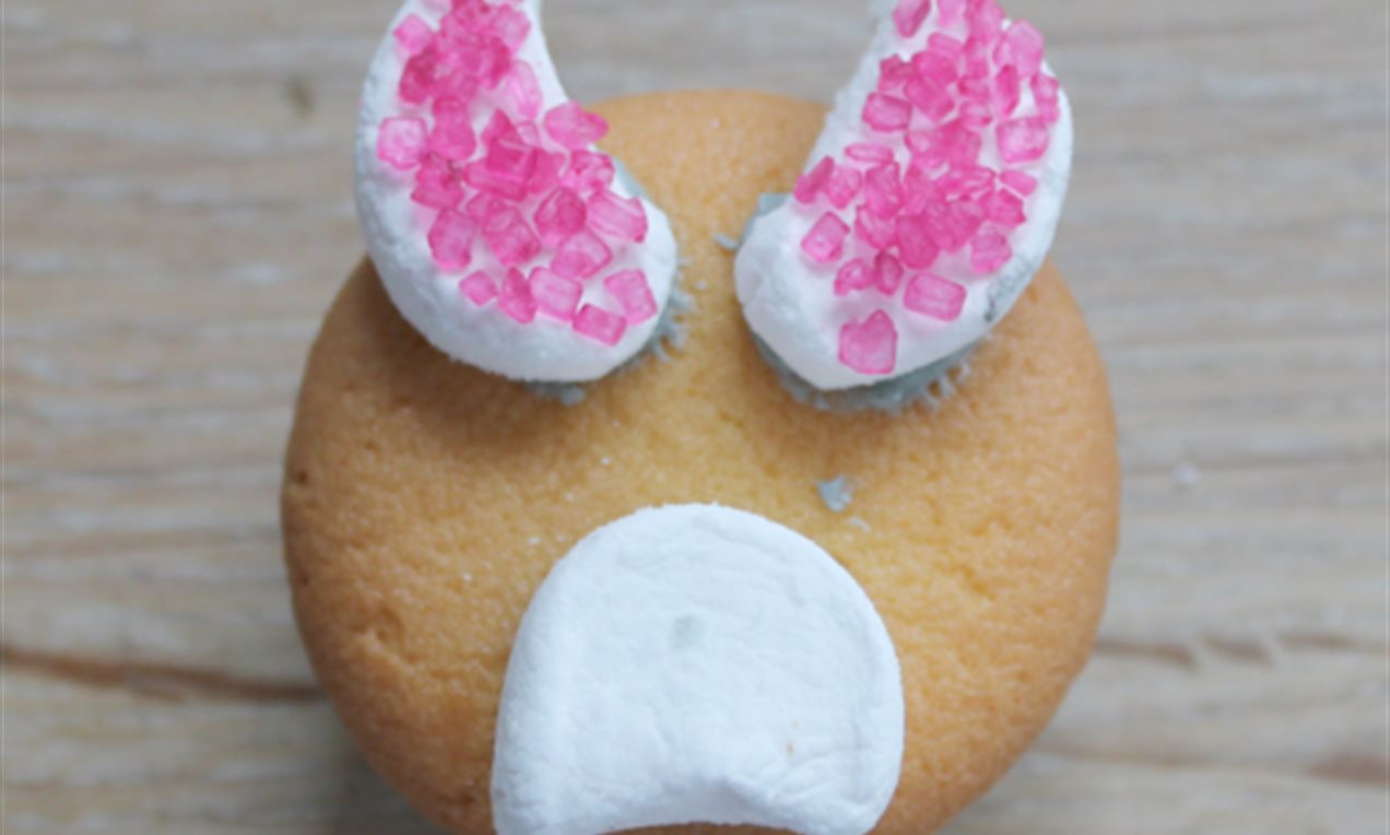 Picture - Stap-4 cupcake met grijs hondje van botercreme.png