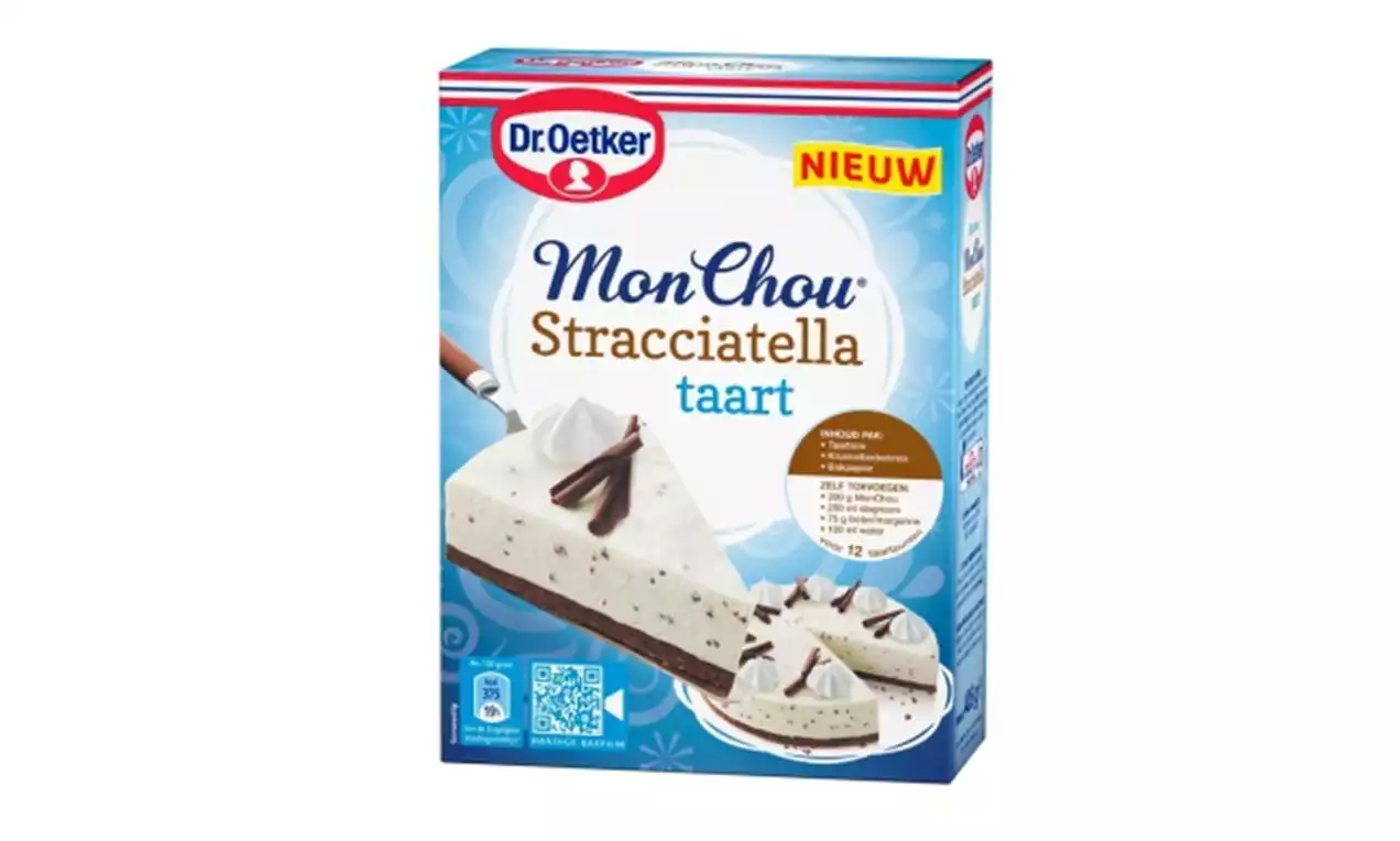 Een MonChou Stracciatella-taart met een romige witte vulling met chocoladestukjes op een donkere bodem, gegarneerd met slagroom en chocoladekrullen