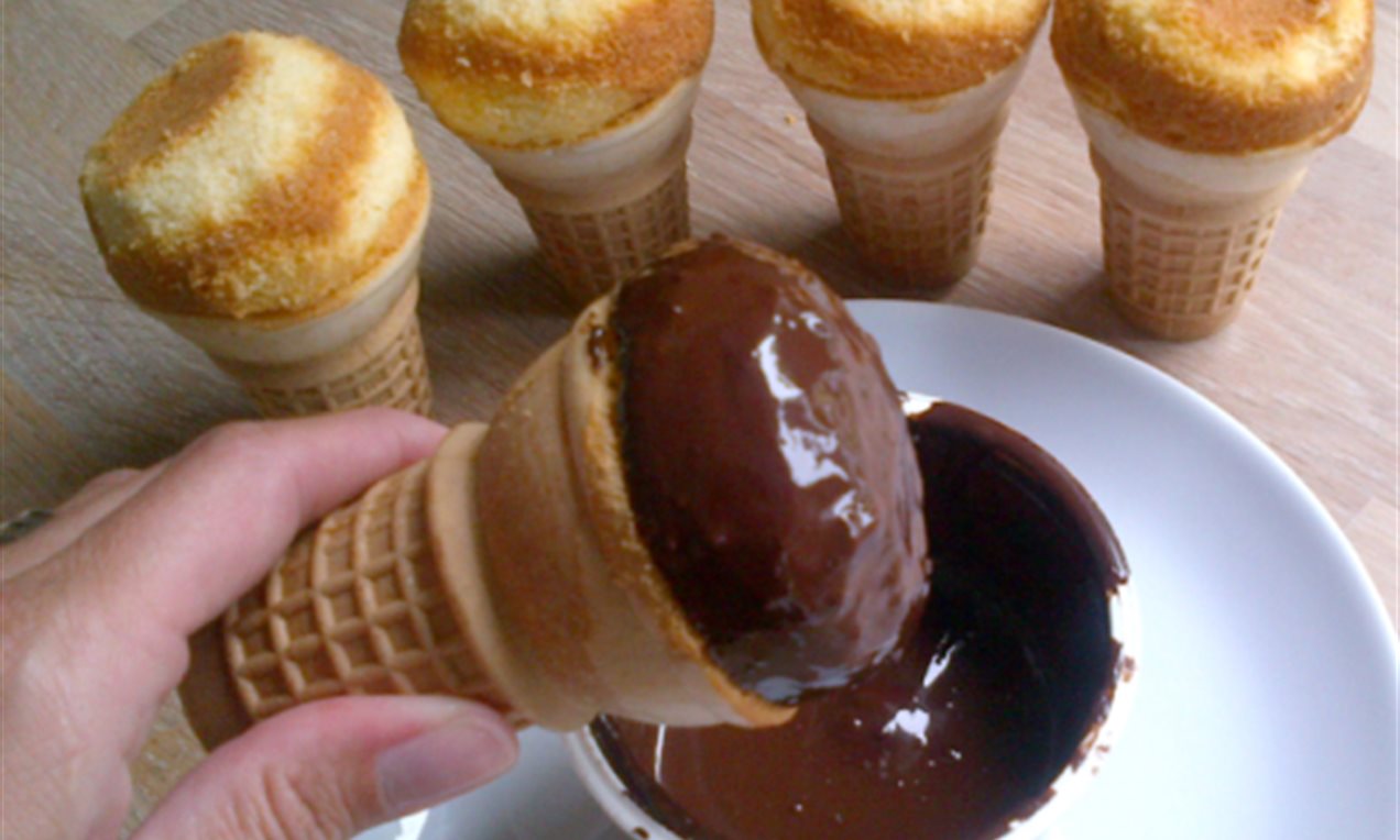 Picture - Stap-7 Cupcake ijsjes dippen in chocoglazuur.png