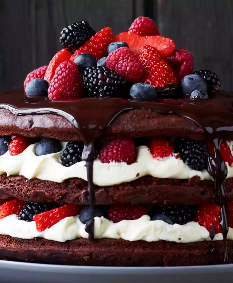 Heerlijk Hart Van Liefde Zoete Schattige Vanille Crème Cake. De Vanille Cake  Versierd Met Room, Roze En Witte Chocolade. Sluit Boven Uitzicht In Een  Witte Plaat Op Rattan Palm Mat Achtergrond. Royalty-Vrije