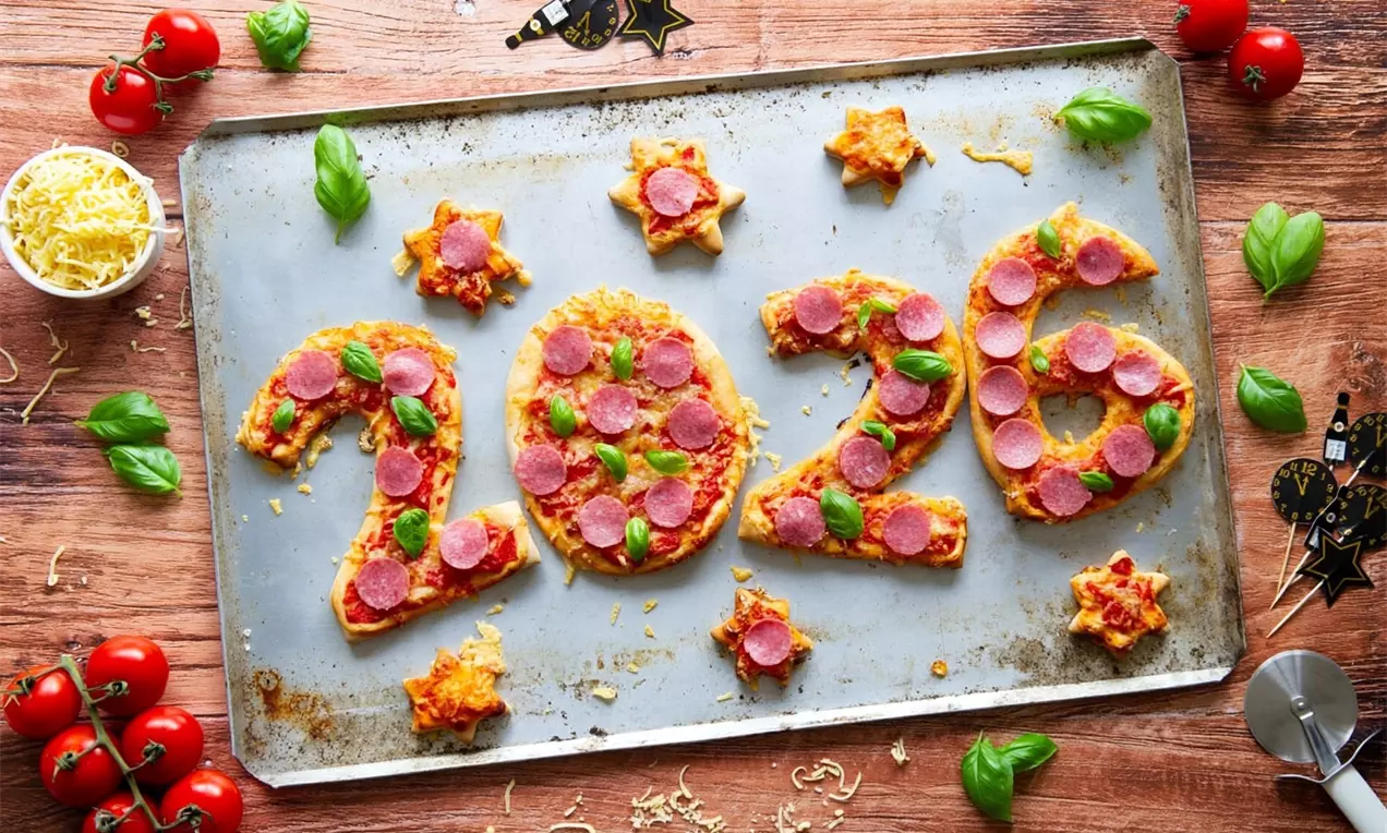 Pizzastukjes in de vorm van het getal 2026, AI-labeled image
