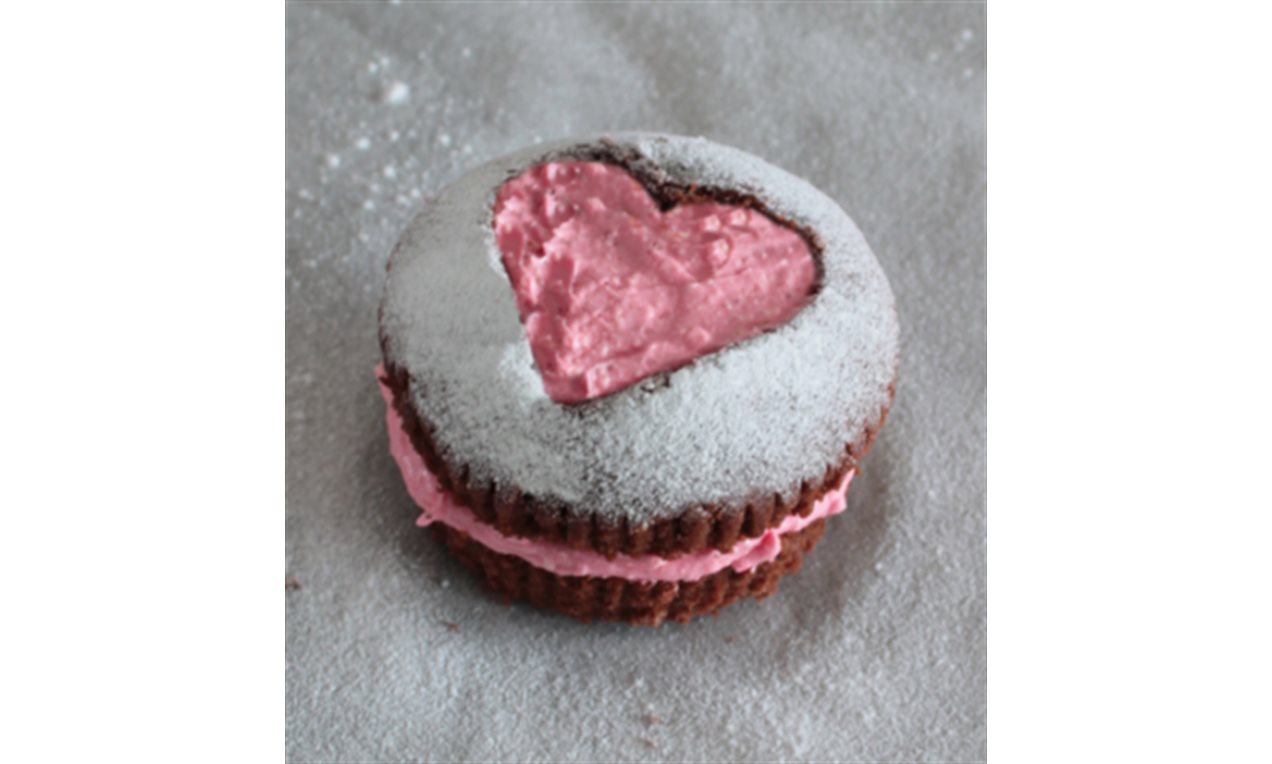 Picture - Stap-5 Valentijn cupcake bestrooien met poedersuiker.png
