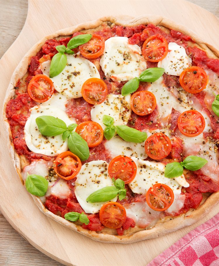 https://recipesblob.oetker.nl/assets/5f08950cf5ed4490b6dfb78cfce5ae17/750x910/pizza-caprese.jpg