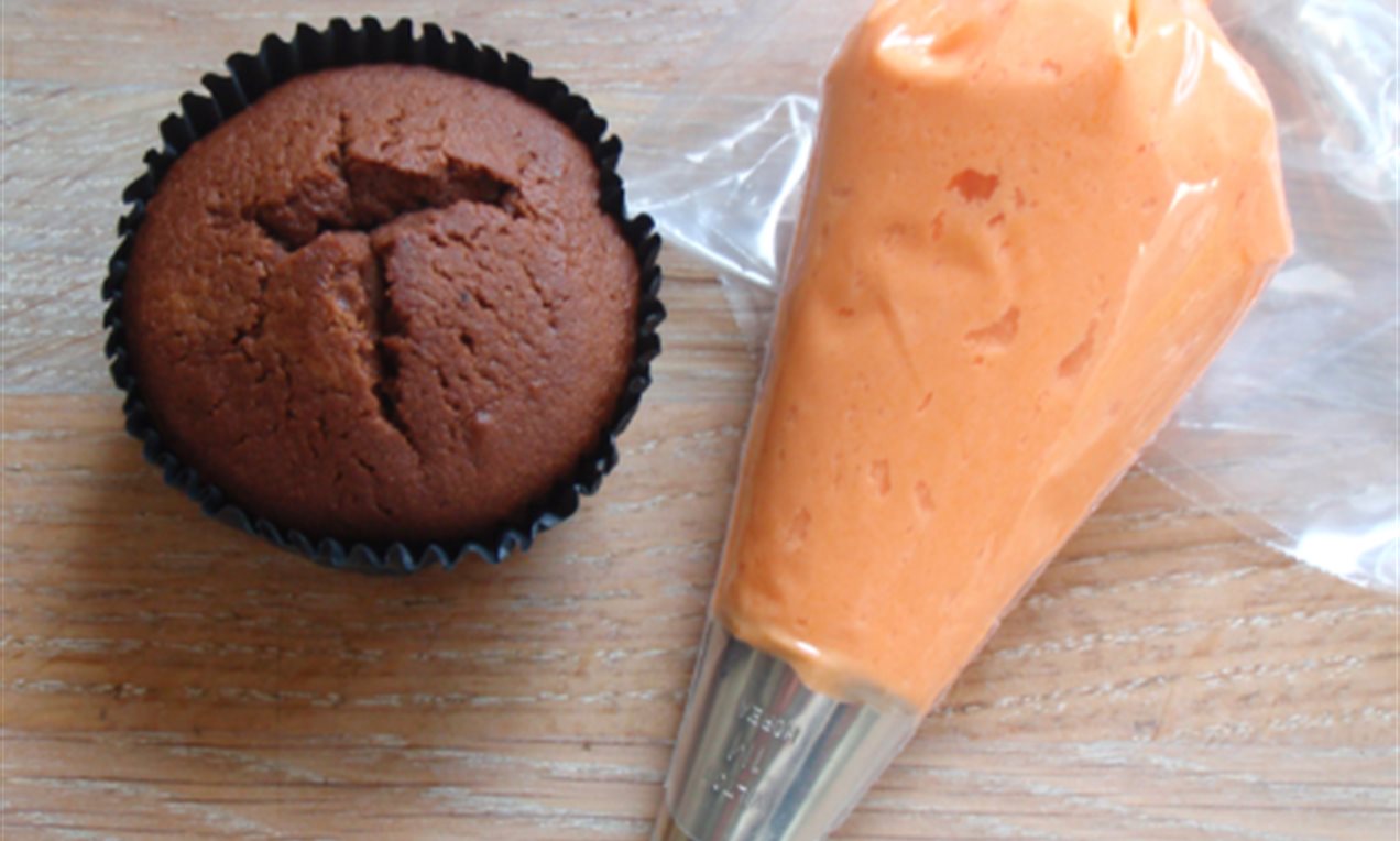 Picture - Stap-4 Cupcake herfst oranje toef botercreme spuiten.png