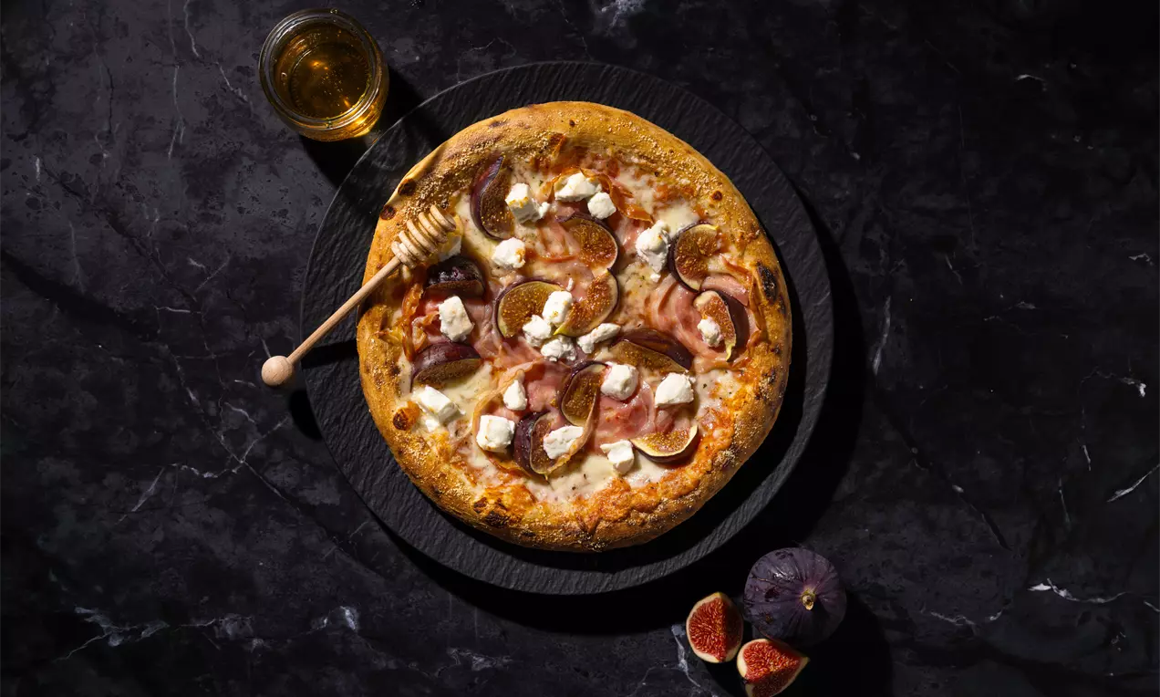Pizza geitenkaas met pancetta en honing