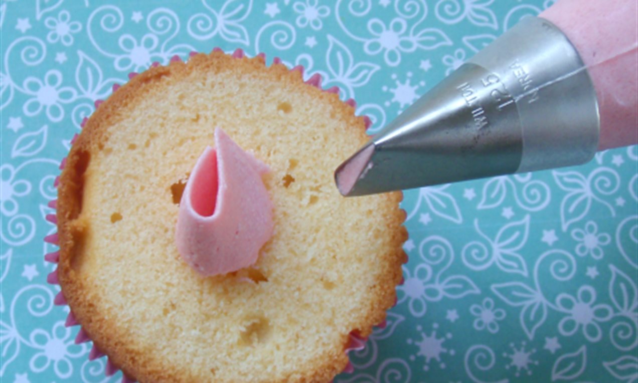 Picture - Stap-2 Cupcake spuittechniek roos van botercreme.png