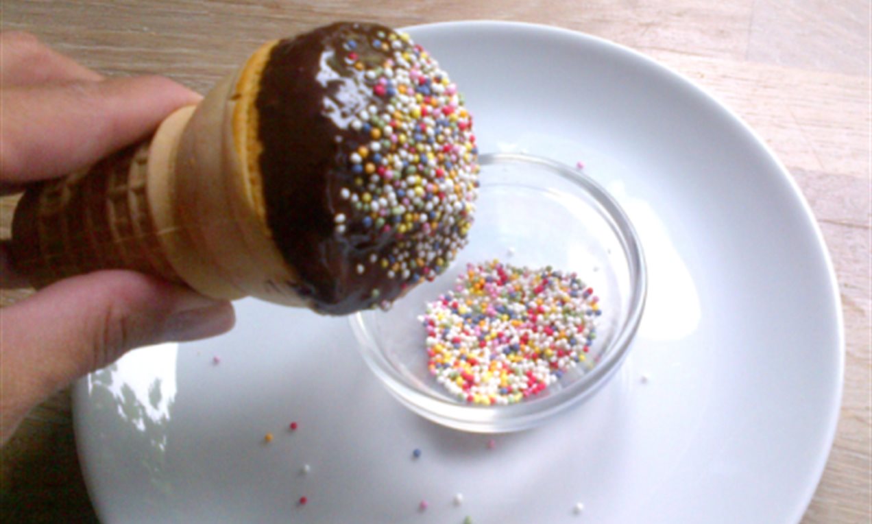 Picture - Tip Cupcake ijsjes versieren met gekleurde discoballetjes.png