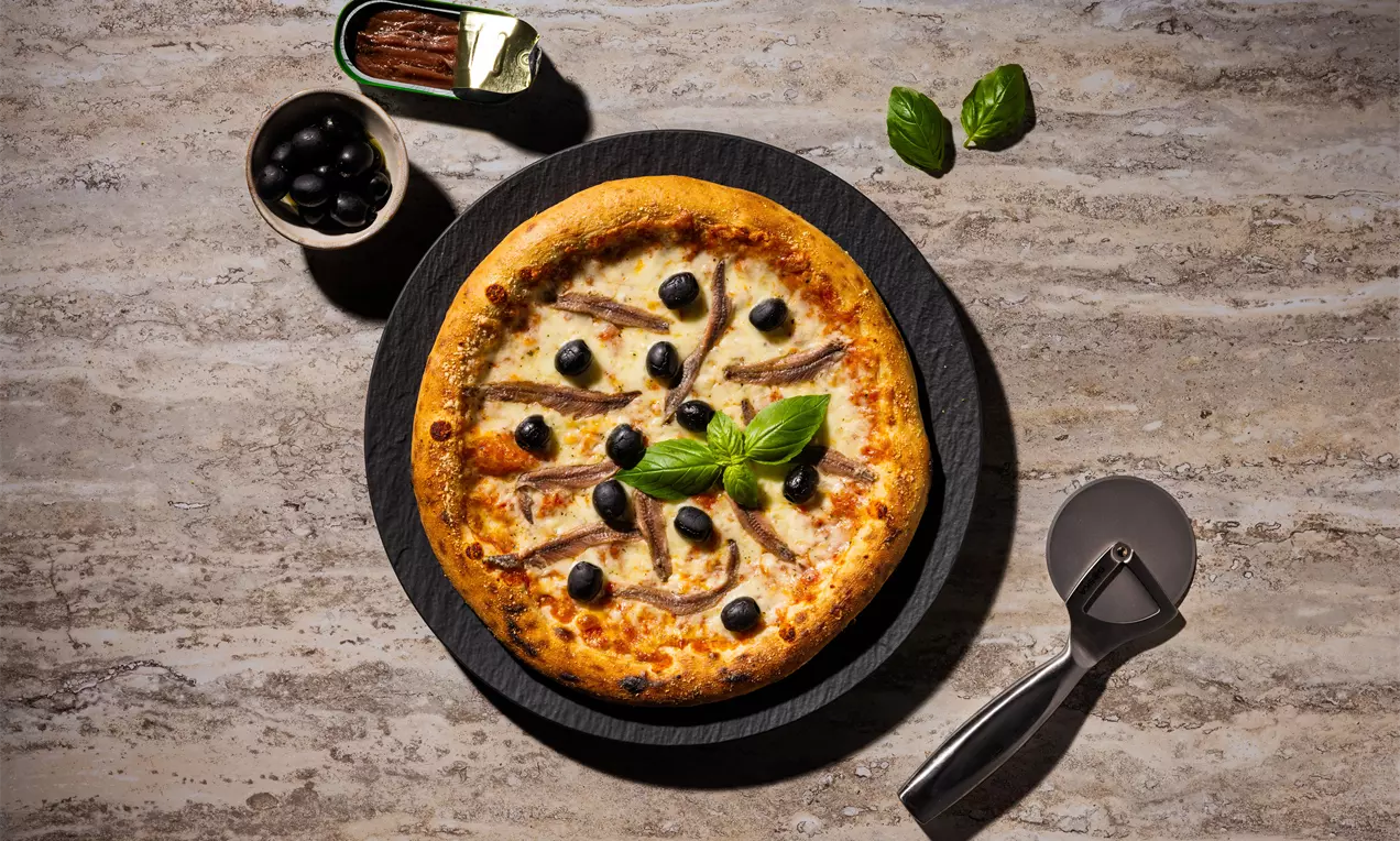 Pizza met ansjovis en olijven