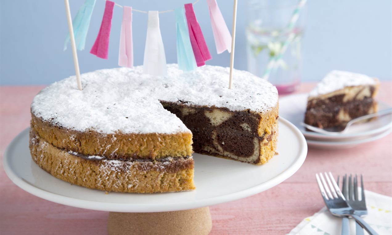 Recipe for Red Velvet Cake with White Chocolate Cream Filling -  deleukstetaartenshop.com