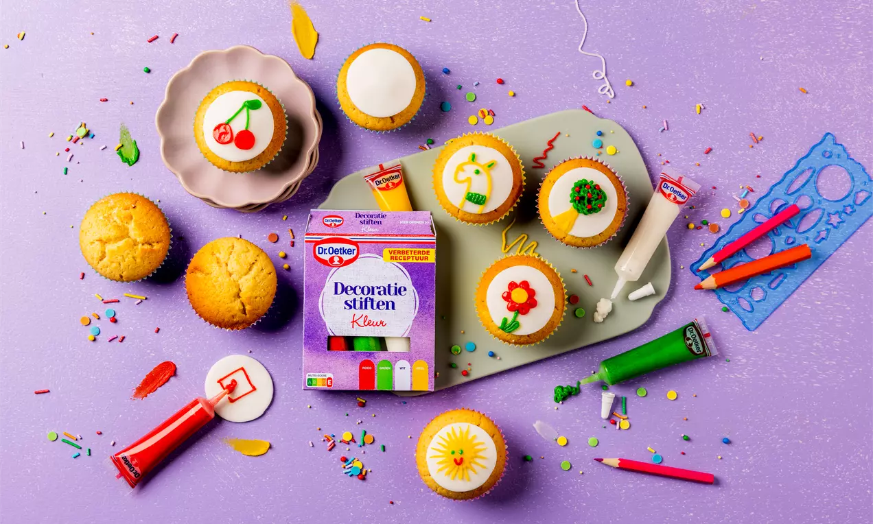 Cupcakes met decoratiestift tekeningetjes erop
