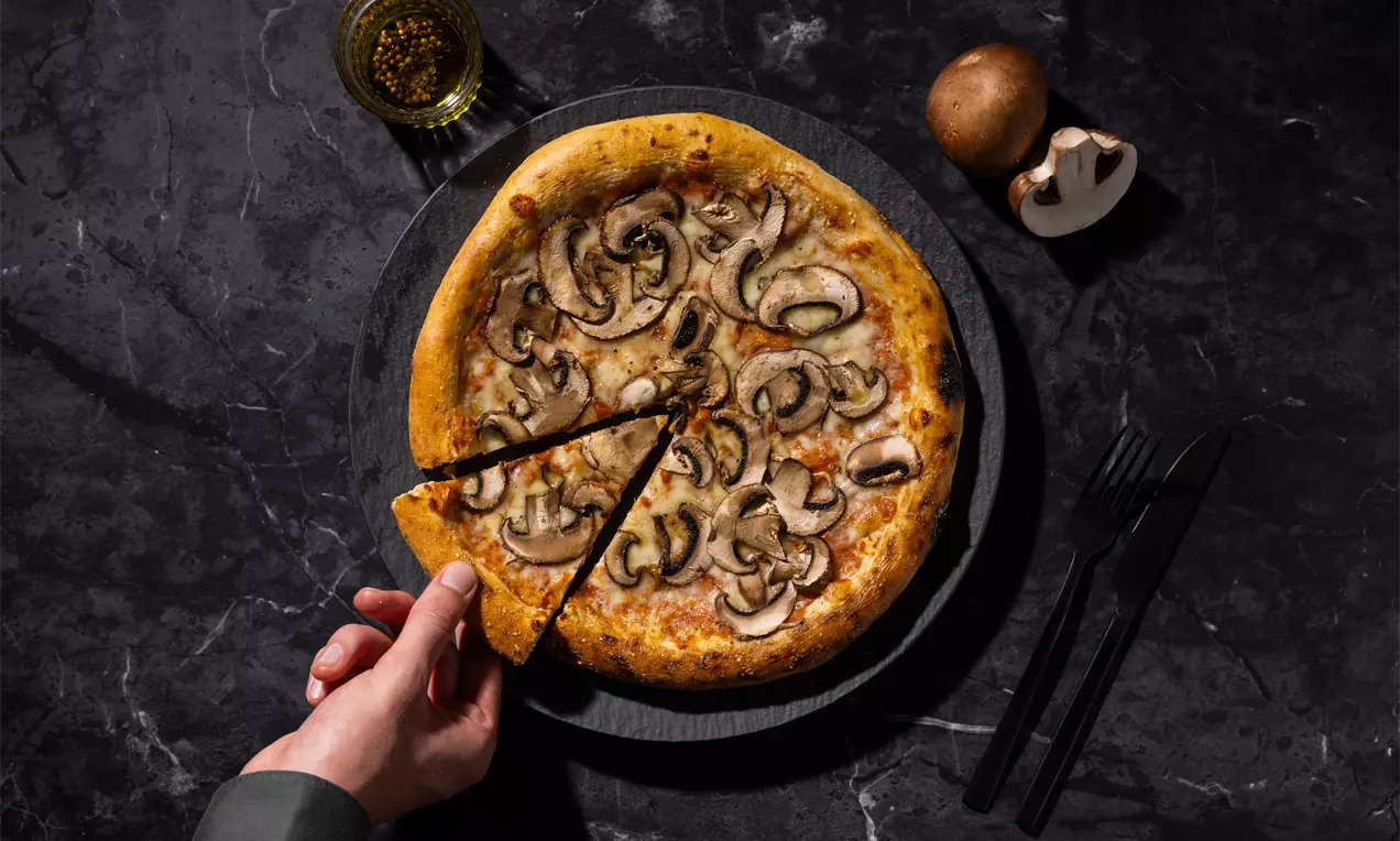 Pizza met kastanjechampignons en truffelolie