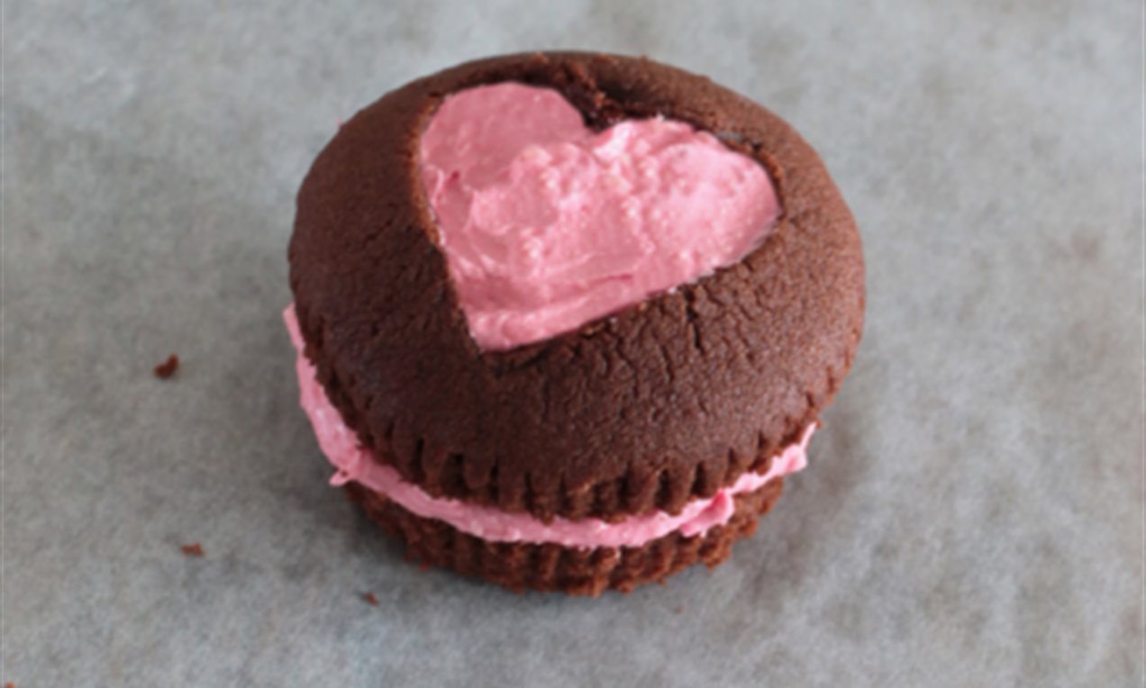Picture - Stap-4 Valentijn cupcake chocolade met roze hartje van botercreme.png