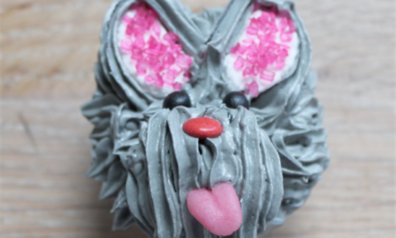 Picture - Stap-6 cupcake met grijs hondje van botercreme.png
