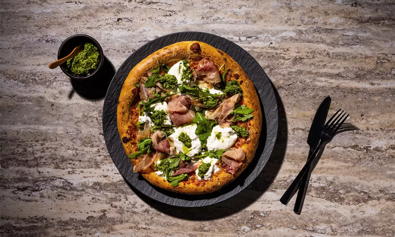 Pizza burrata met rucola en parmaham