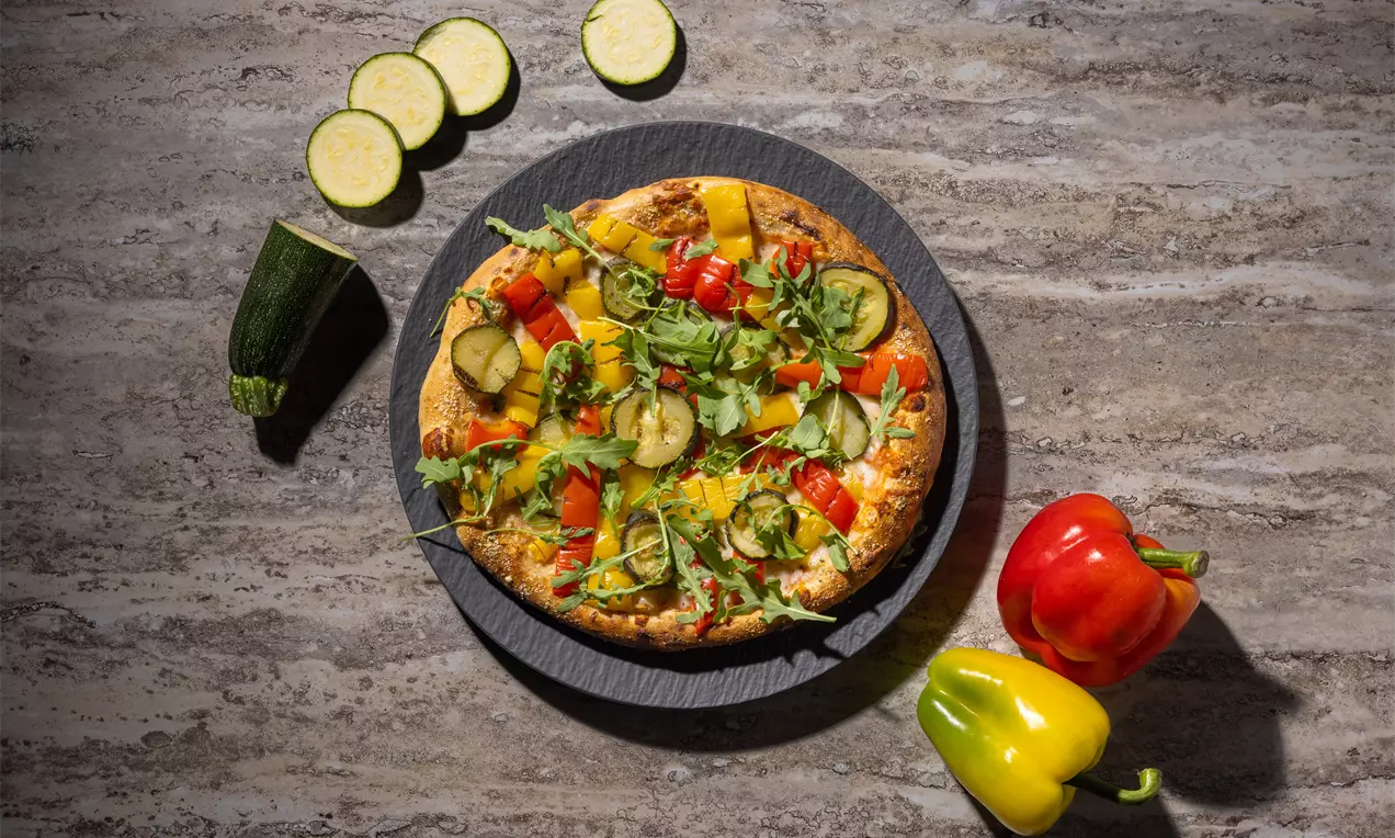 Pizza verdure met courgette, paprika, aubergine en rucola