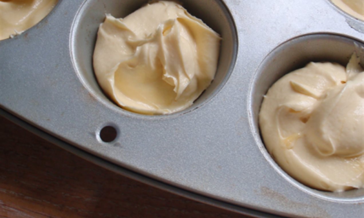 Picture - Stap-3 Cupcake ijsjes holletjes bakblik vullen met beslag.png