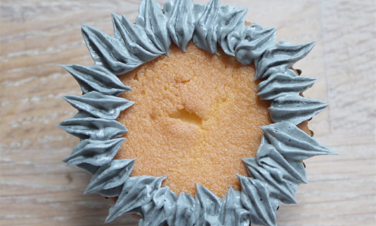 Picture - Stap-7 cupcake met grijs hondje van botercreme.png